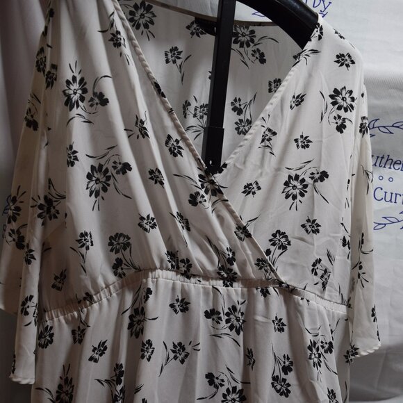 Torrid Black & white Floral Faux Wrap Blouse, Size 5 - Picture 1 of 8